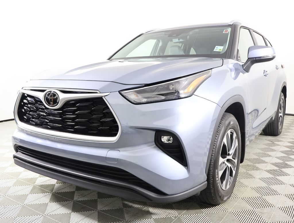 2024 Toyota Highlander XLE photo 2