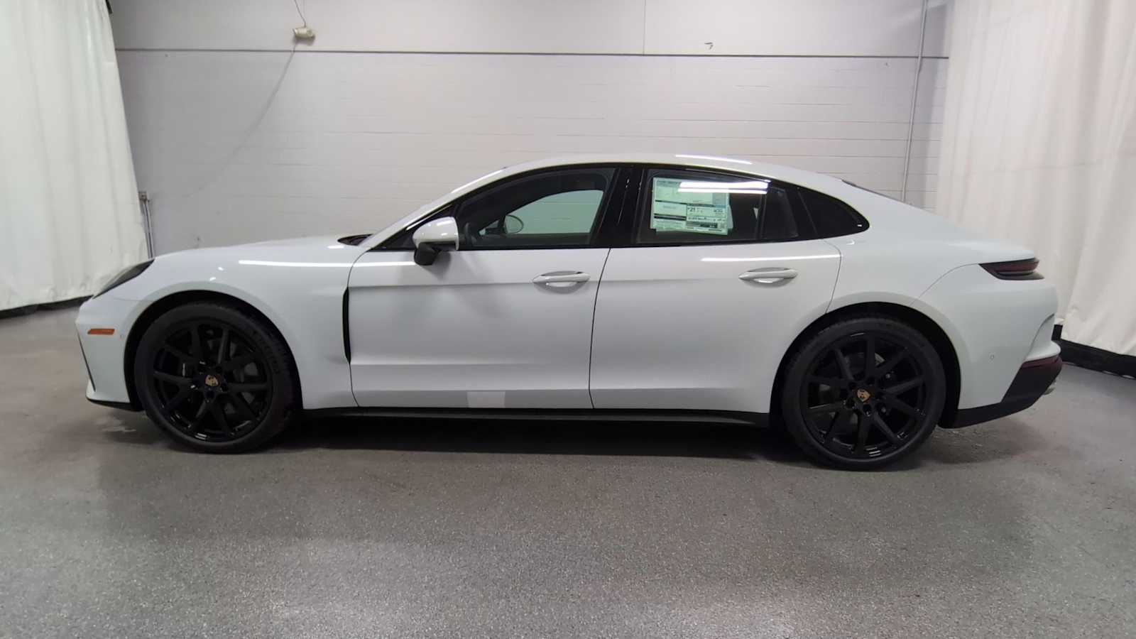 2026 Porsche Panamera 4 photo 4