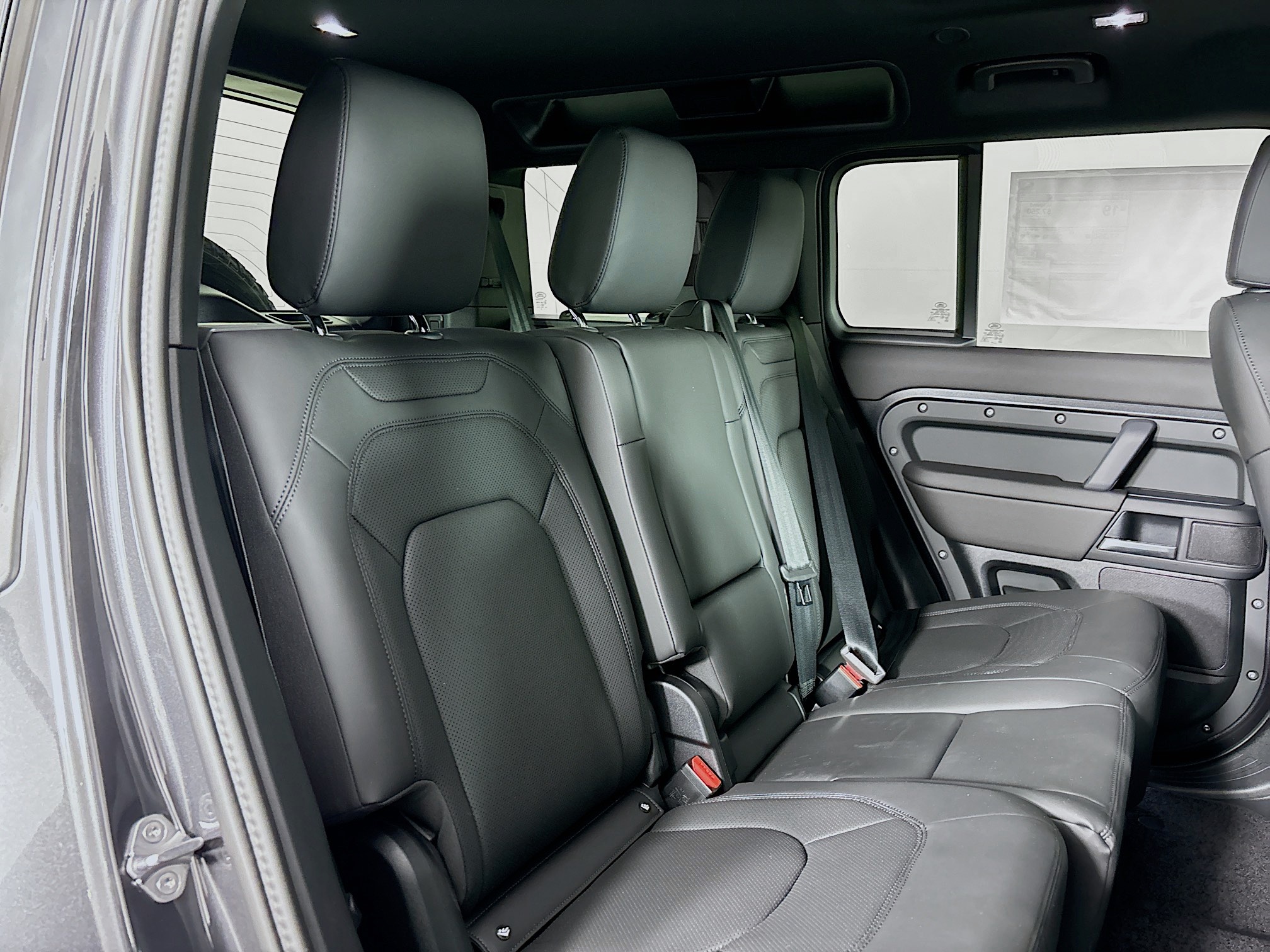 2025 Land Rover Defender 110 S photo 21