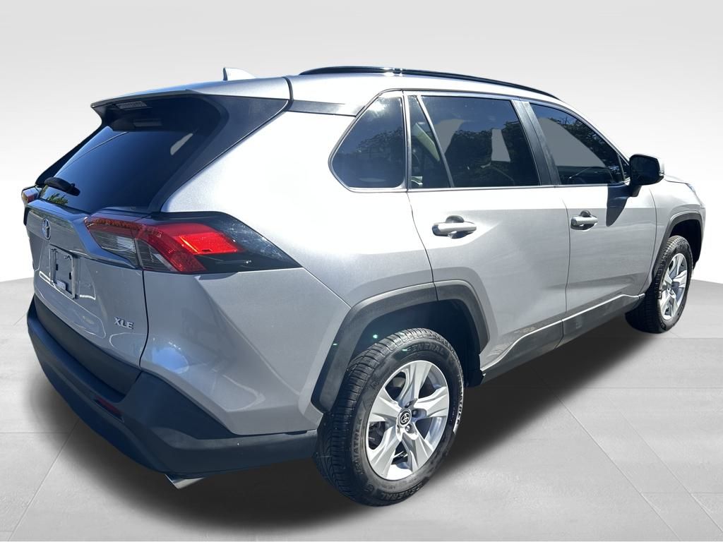 2021 Toyota RAV4 XLE photo 4