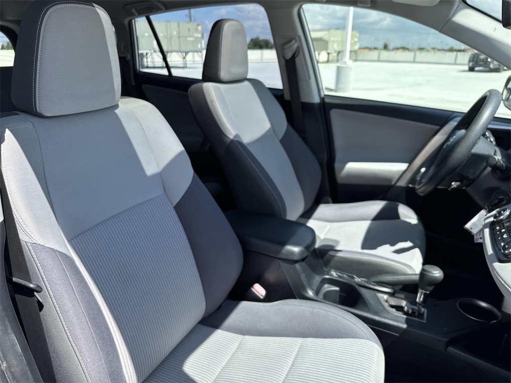 2015 Toyota RAV4 XLE photo 8