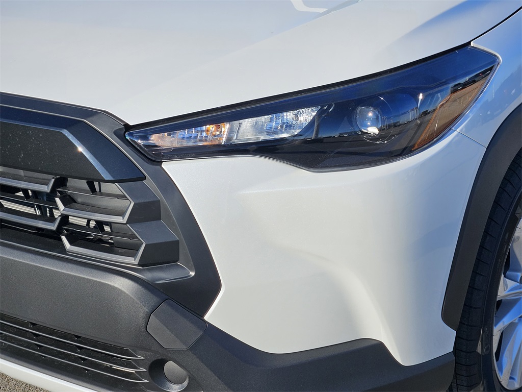 2026 Toyota Corolla Cross LE photo 4