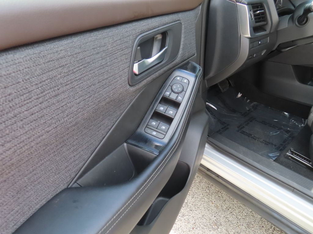 2023 Nissan Rogue SV photo 14