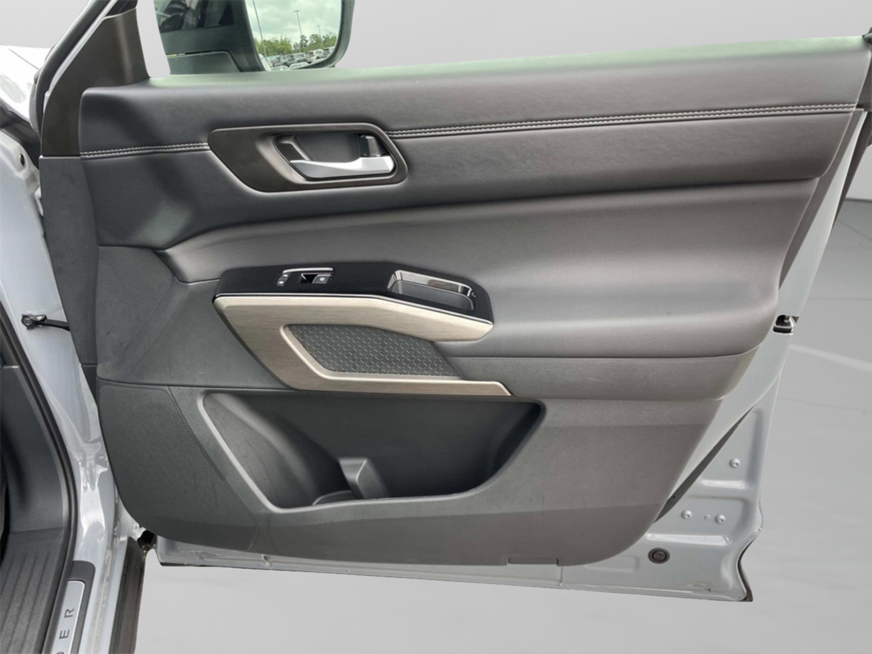 2025 Nissan Pathfinder Platinum photo 21