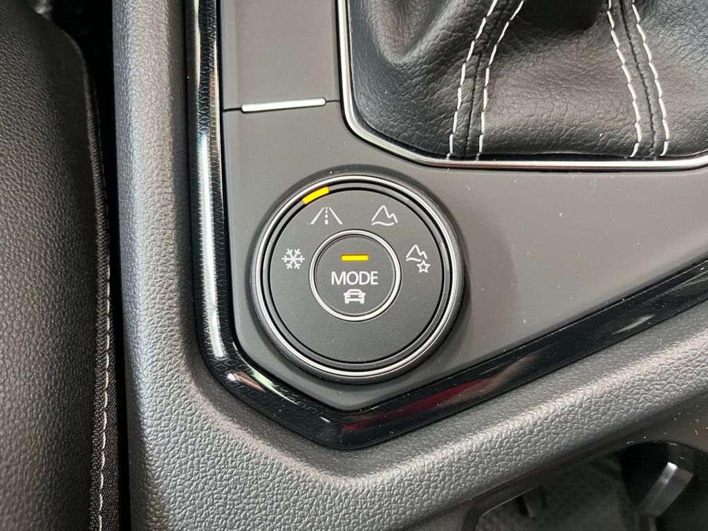 2025 Volkswagen Taos SE photo 13