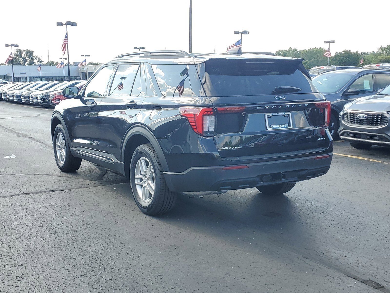 2025 Ford Explorer photo 3