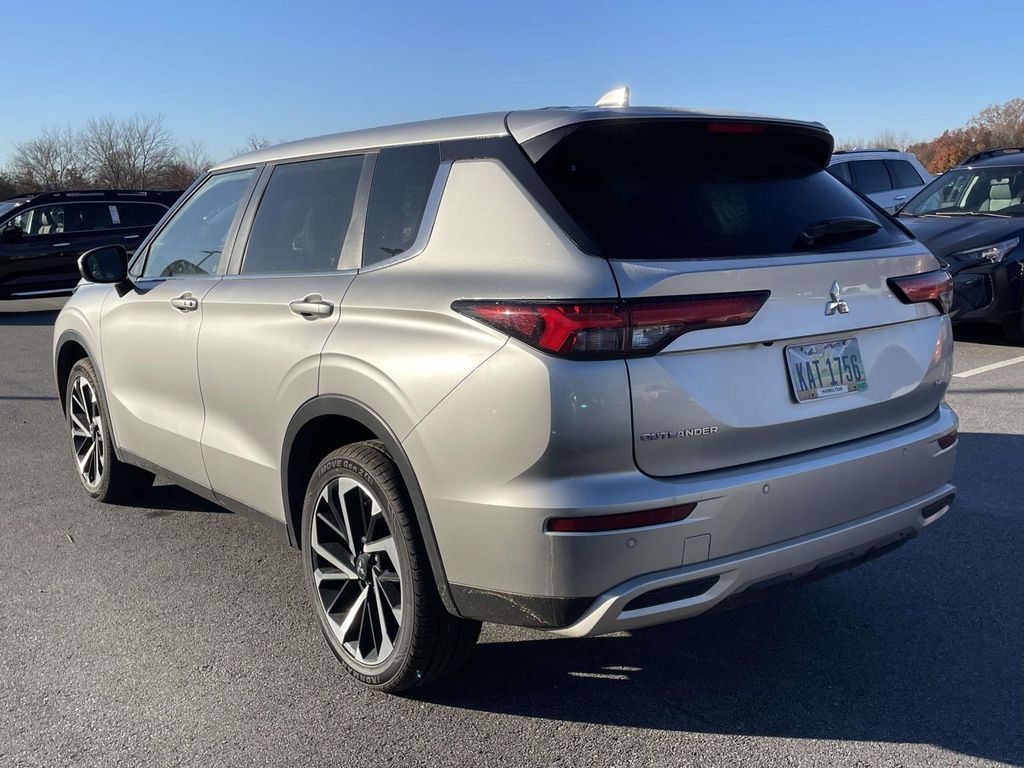 2023 Mitsubishi Outlander SE Black Edition photo 3