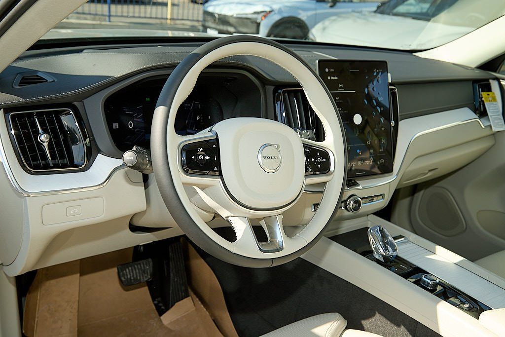 2026 VOLVO XC60 - Image 12