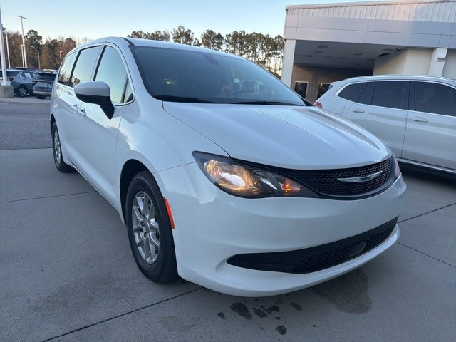 Pre-Owned 2022 Chrysler Voyager LX's photo