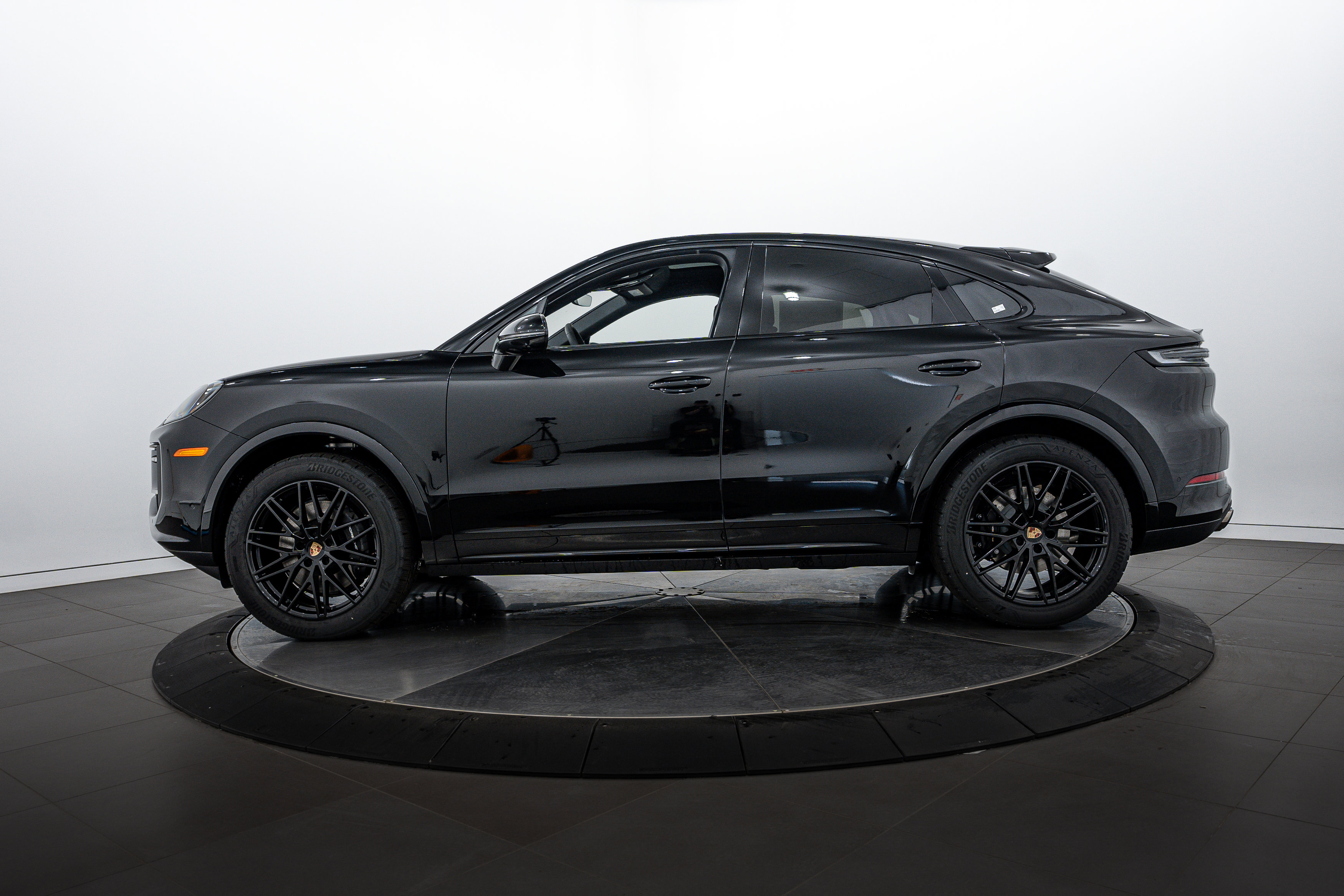 2025 Porsche Cayenne Coupe photo 2