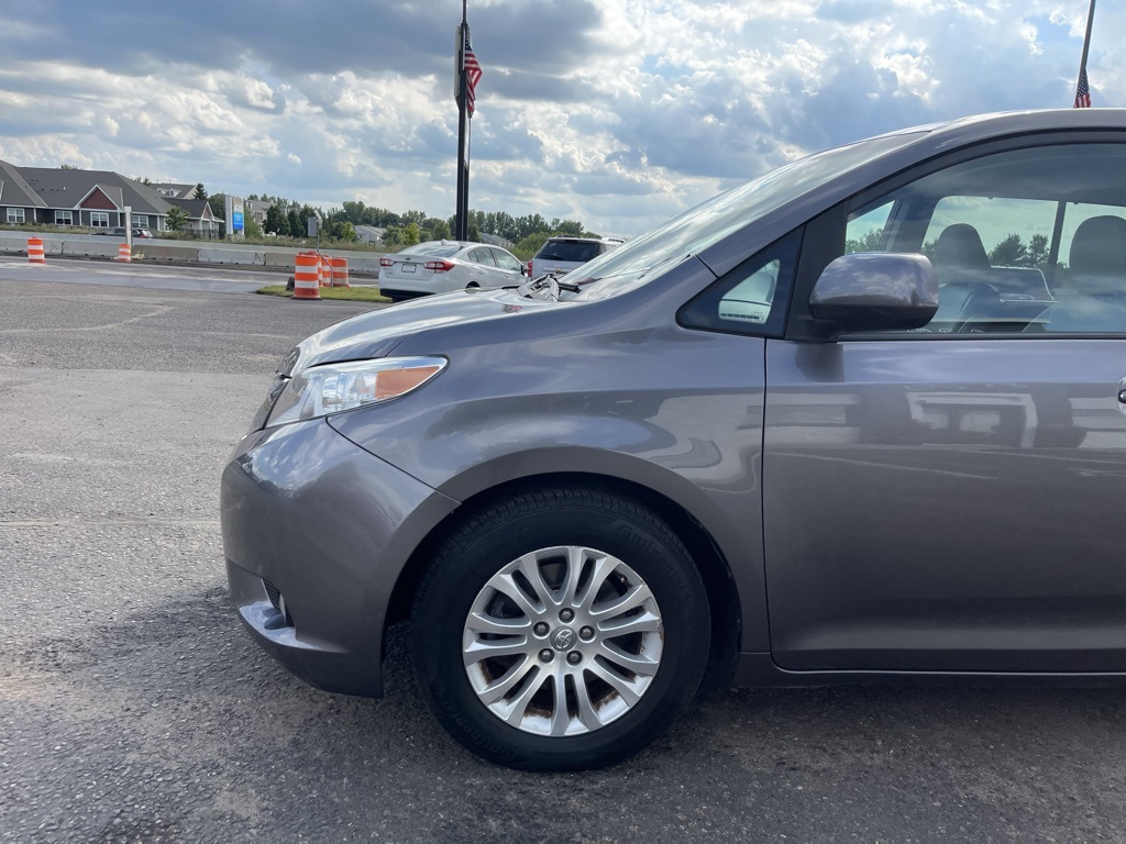 2017 Toyota Sienna XLE photo 10