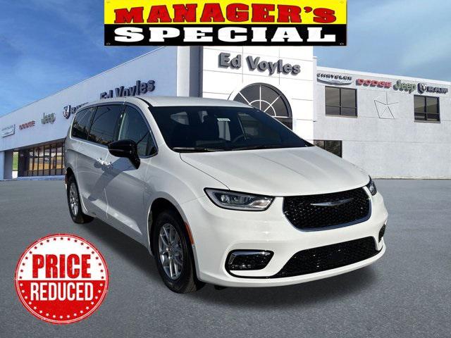 2026 Chrysler Pacifica Select's photo
