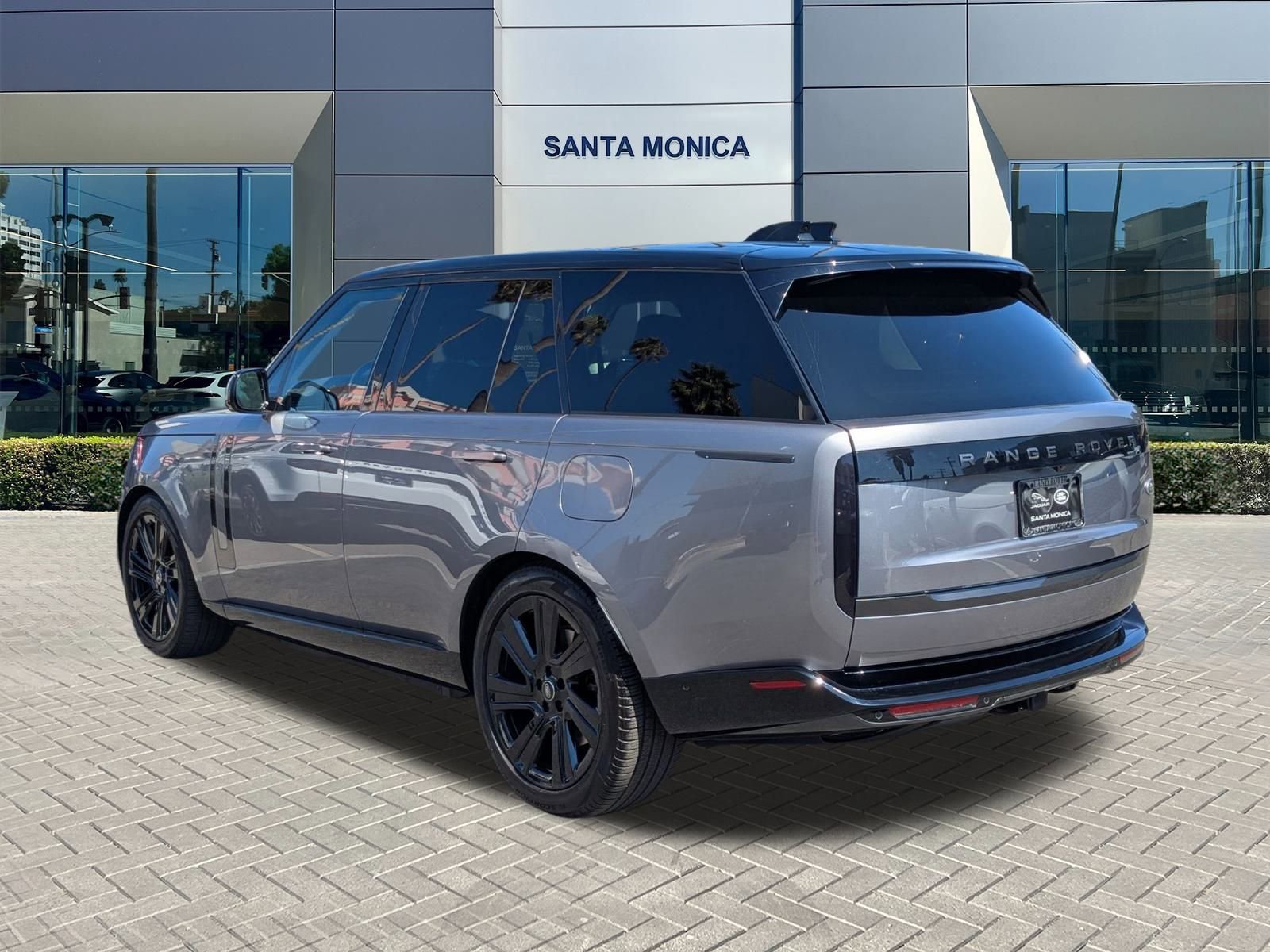 2023 Land Rover Range Rover SE photo 8