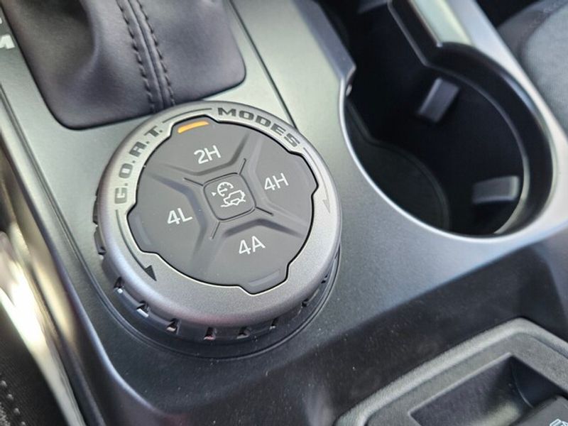 2025 Ford Bronco Base photo 17
