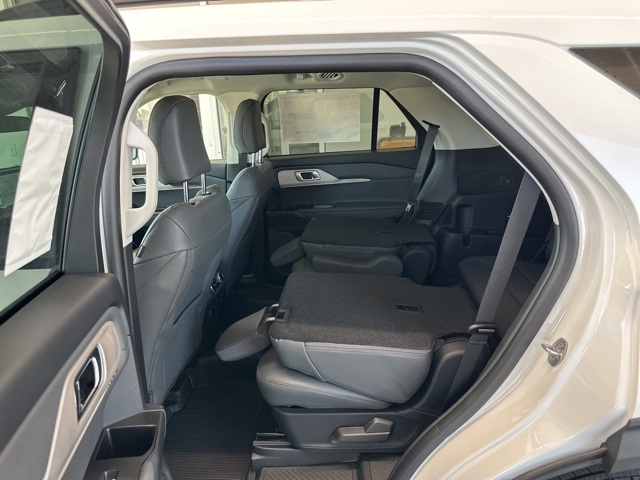 2025 Ford Explorer photo 38