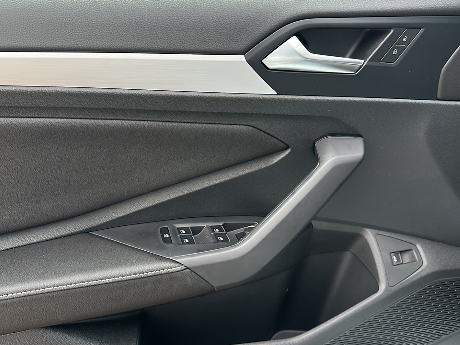 2025 Volkswagen Jetta 1.5T Sport photo 5