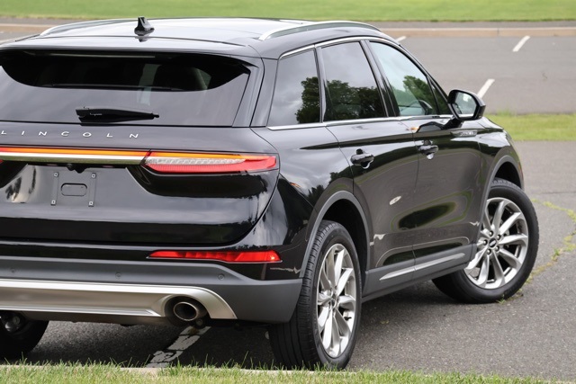 2022 Lincoln Corsair Standard photo 3