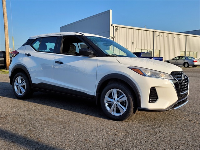 2025 Nissan Kicks Play S photo 2