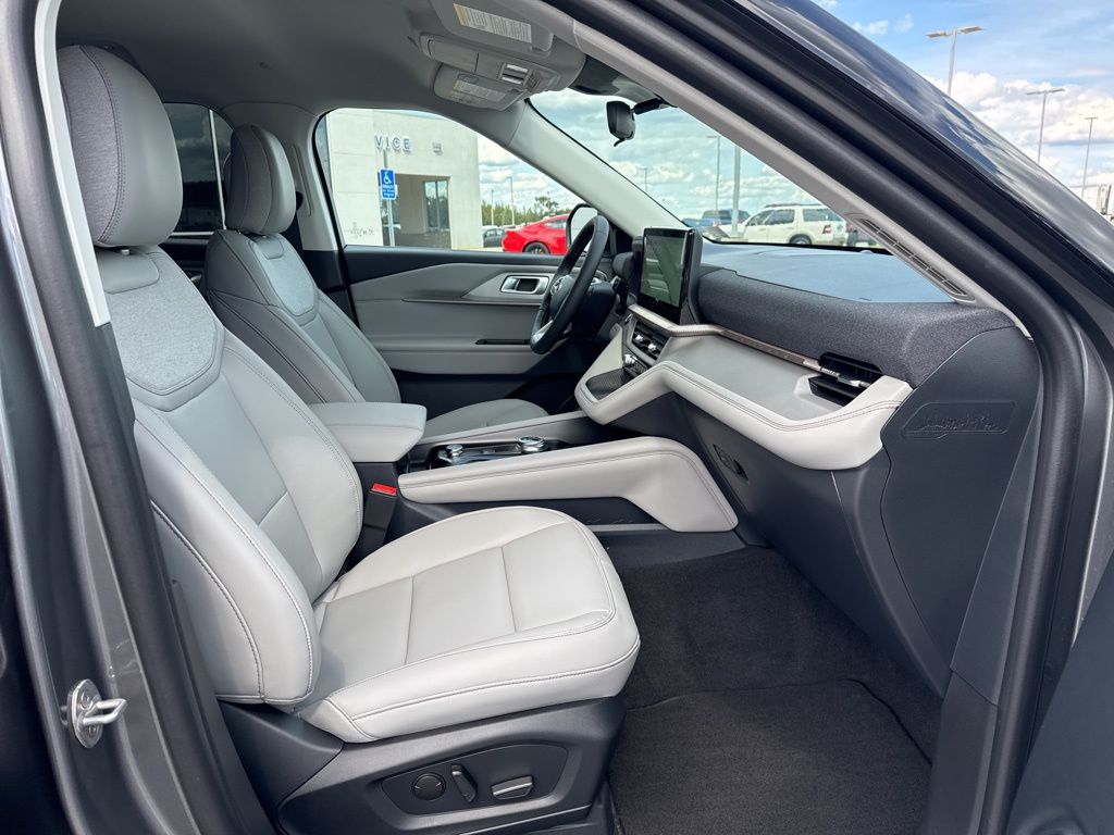 2025 Ford Explorer photo 20