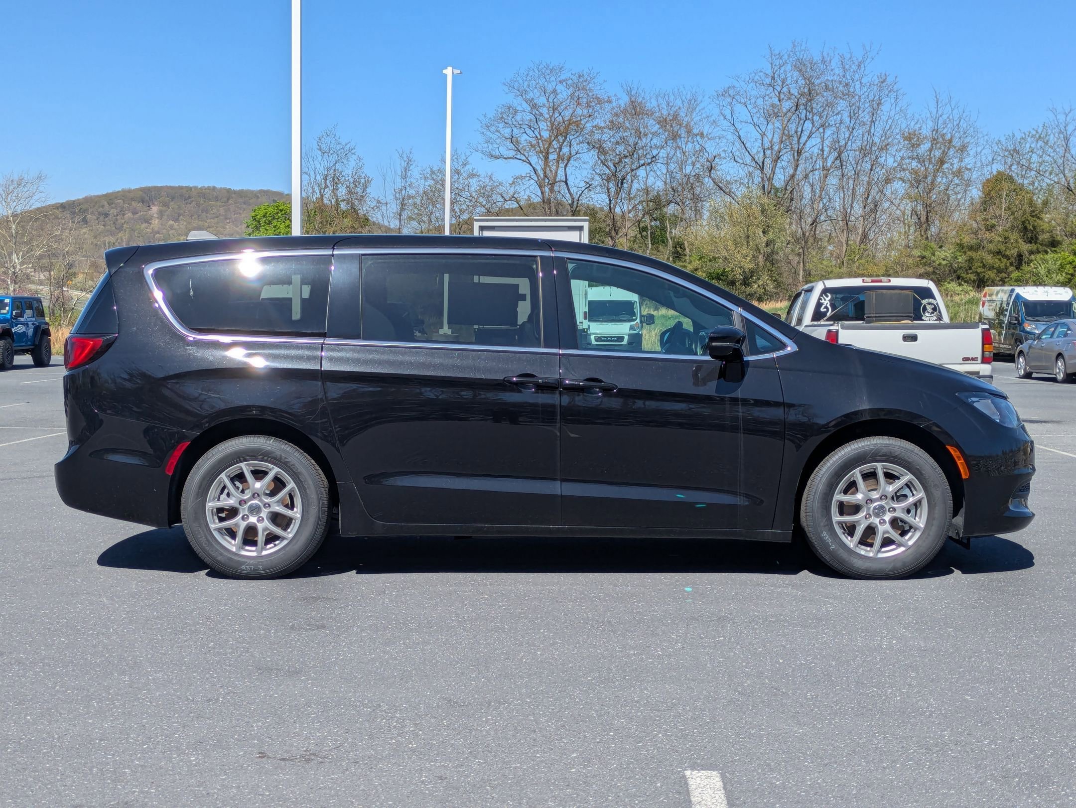 2025 Chrysler Voyager LX photo 3