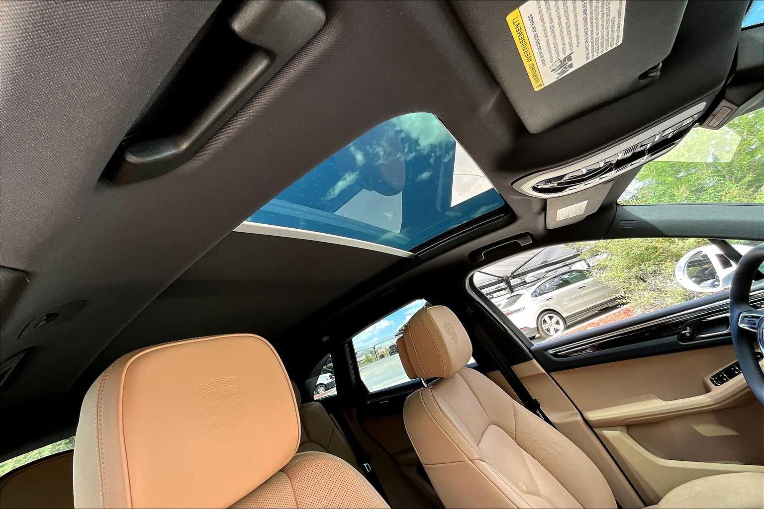 2026 Porsche Macan T photo 18