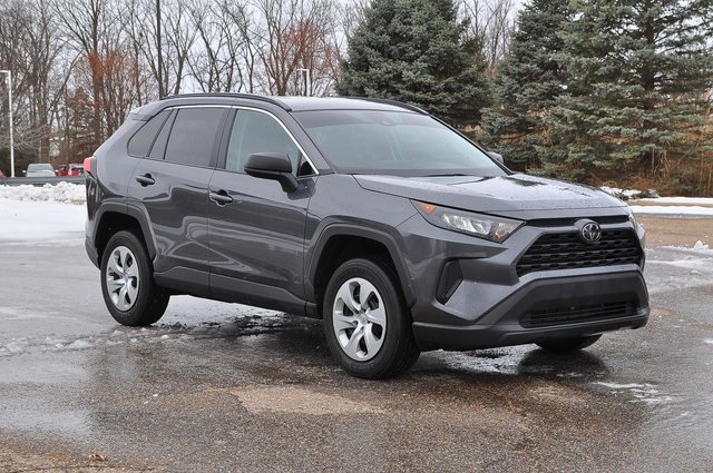 2020 Toyota RAV4 LE's photo