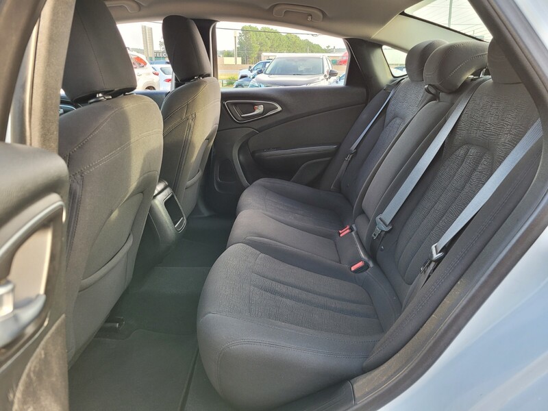 2015 Chrysler 200 Limited photo 9
