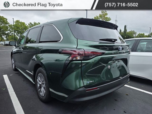 2025 Toyota Sienna LE photo 4