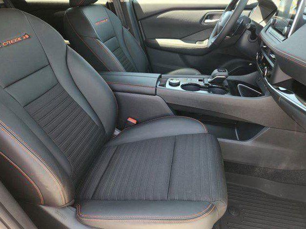 2025 Nissan Rogue SV photo 14