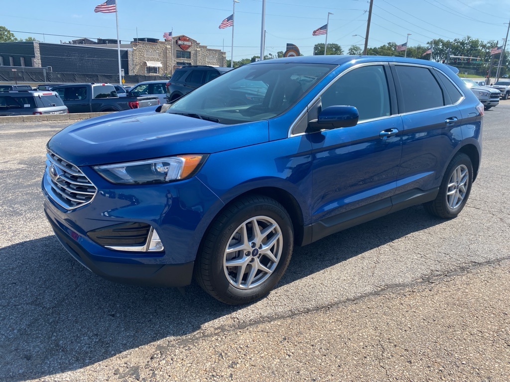 2022 Ford Edge SEL photo 2