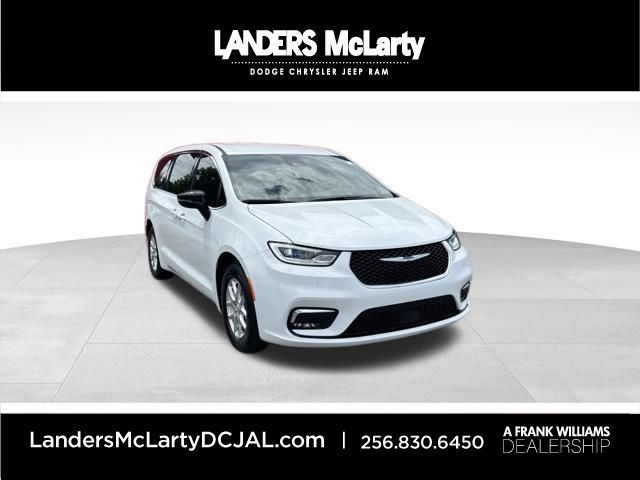 2026 Chrysler Pacifica Select's photo