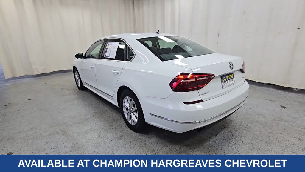 2017 Volkswagen Passat S photo 6