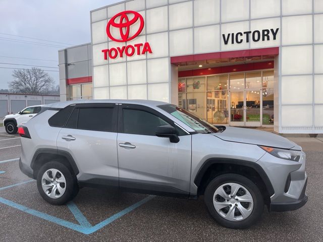 2022 Toyota RAV4 LE's photo
