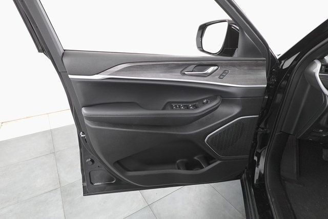 2025 Jeep Grand Cherokee Limited photo 9