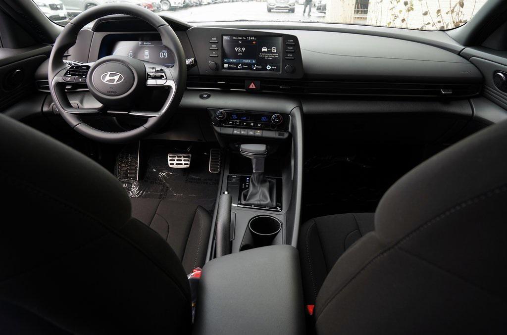 2025 Hyundai Elantra SEL Sport photo 6