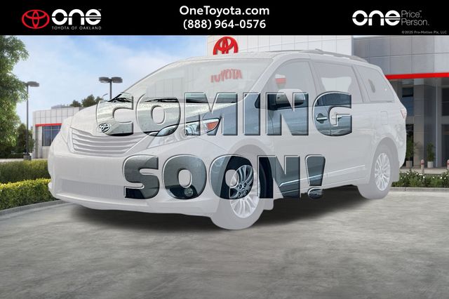 2017 Toyota Sienna XLE's photo