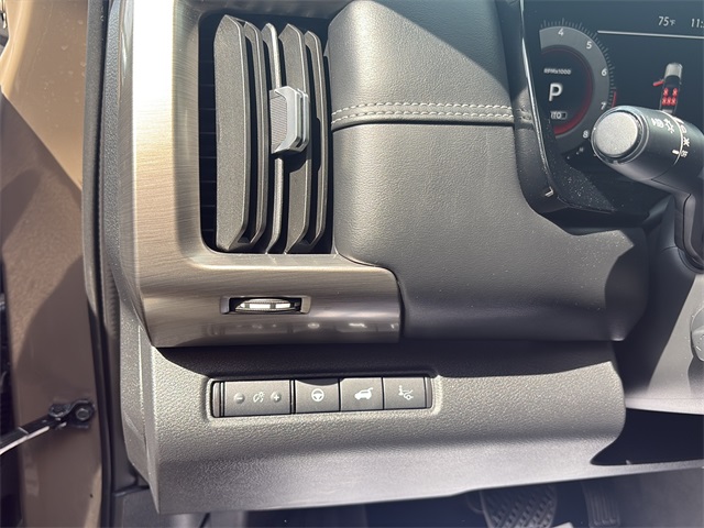 2023 Nissan Pathfinder Platinum photo 18