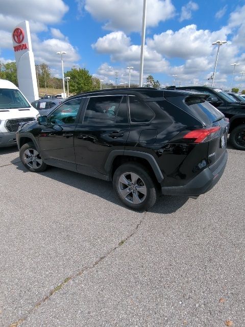2022 Toyota RAV4 XLE photo 2