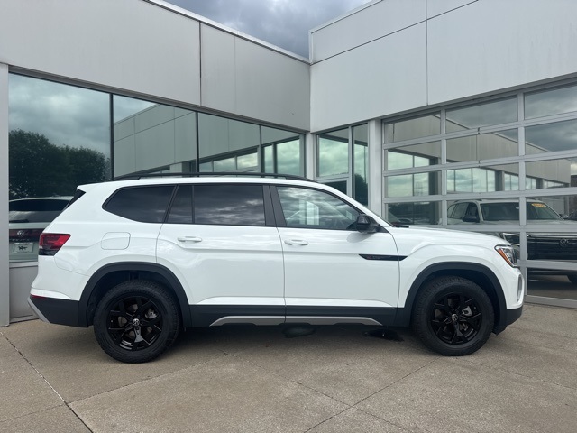 2025 Volkswagen Atlas Peak Edition SE photo 3