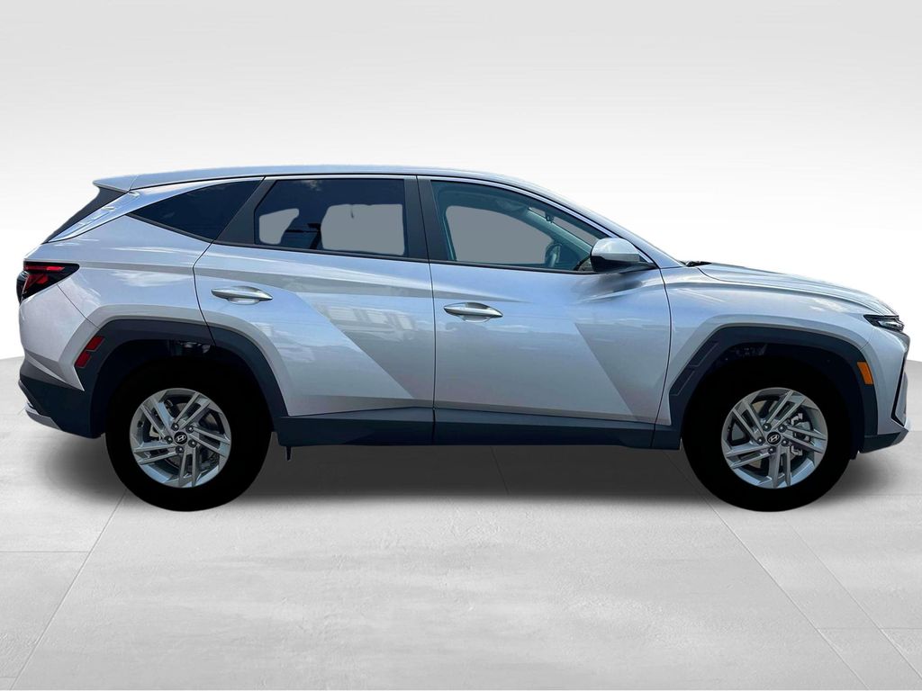 2025 Hyundai Tucson SE photo 9