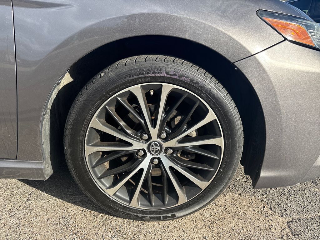 2018 Toyota Camry SE XLE photo 2