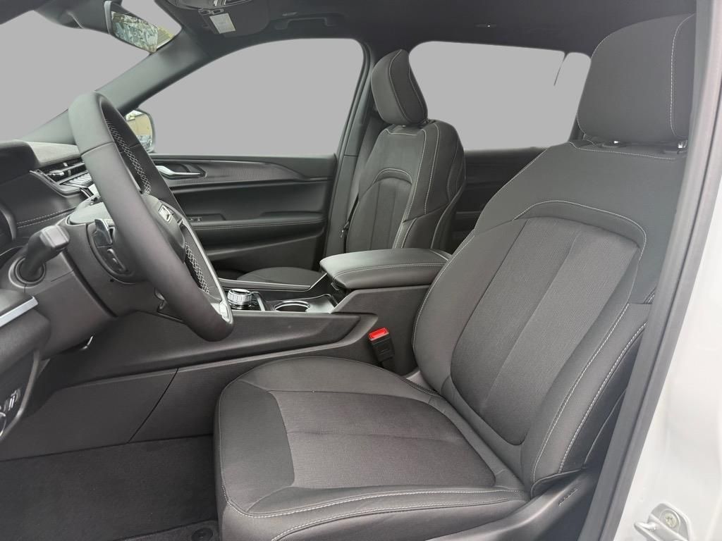 2025 Jeep Grand Cherokee Laredo Altitude photo 18