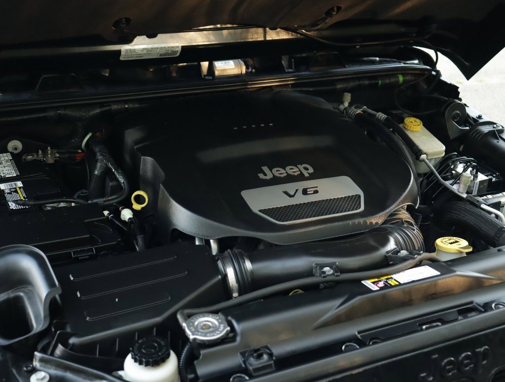 2015 Jeep Wrangler Unlimited Altitude photo 22