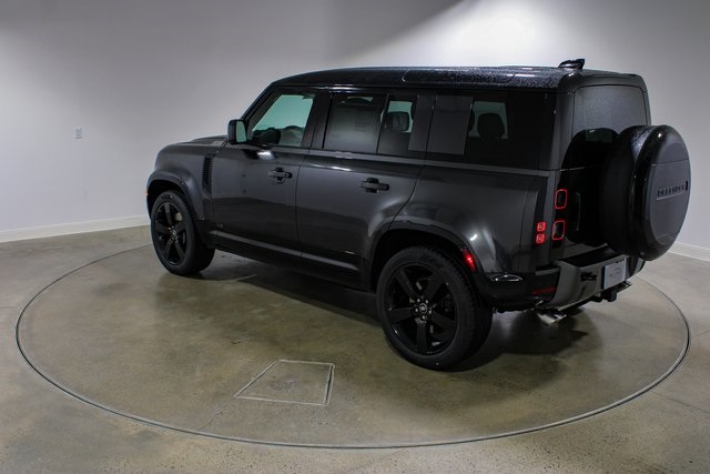 2025 Land Rover Defender 110 V8 photo 3