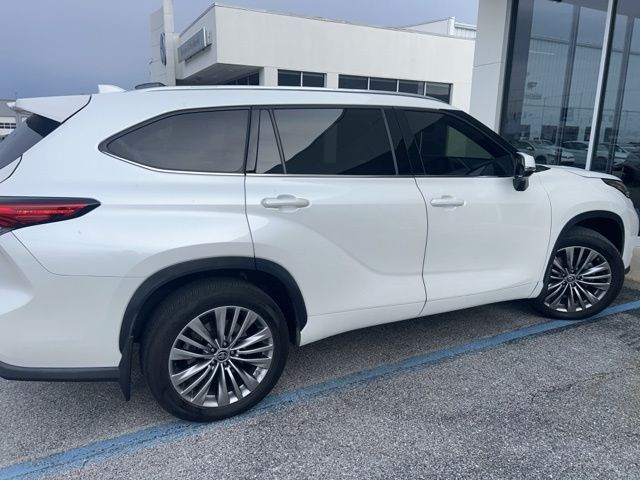 2021 Toyota Highlander Platinum photo 3