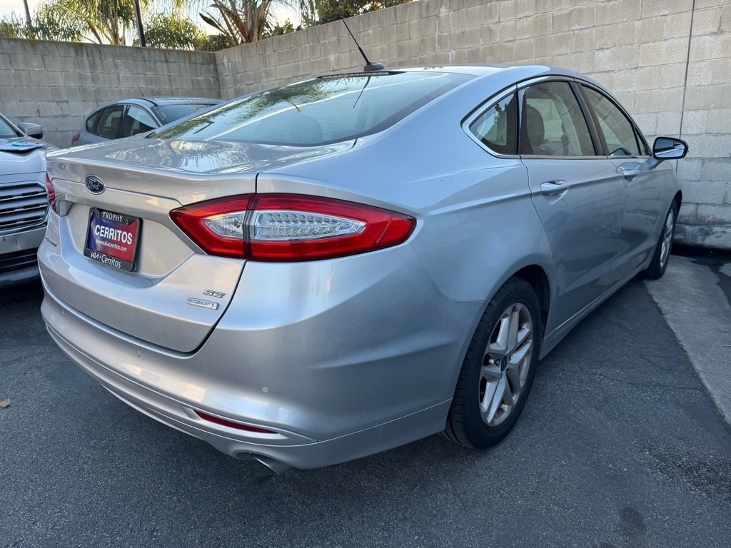 2015 Ford Fusion SE photo 2