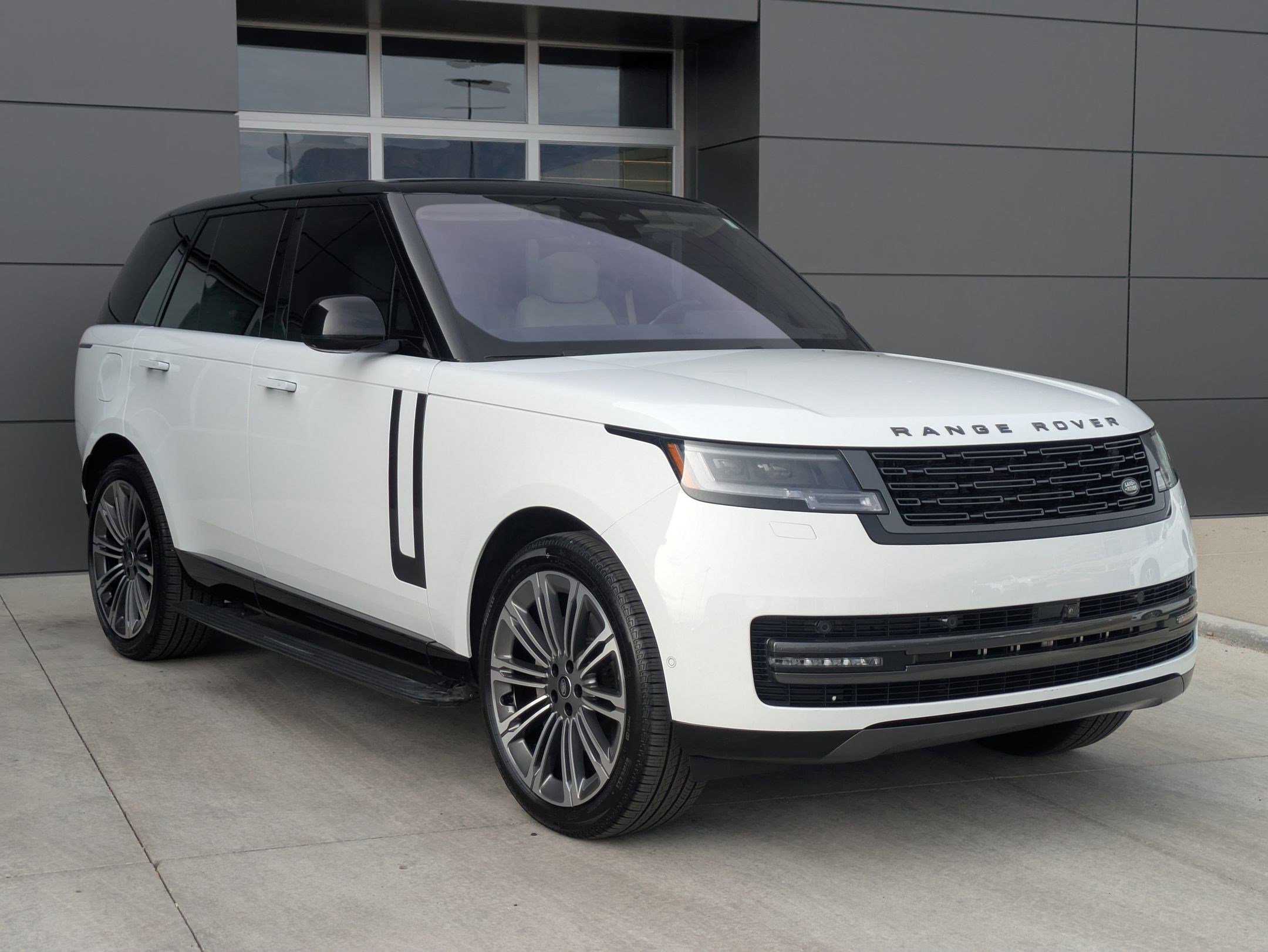 2023 Land Rover Range Rover SE photo 3