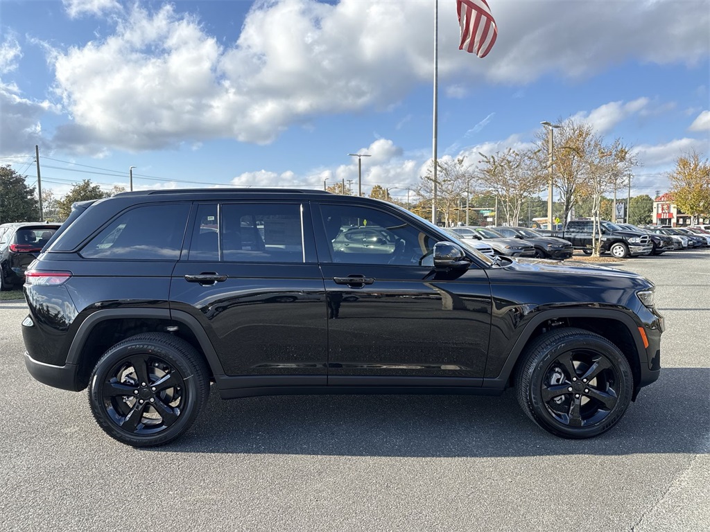 2025 Jeep Grand Cherokee Altitude X photo 2
