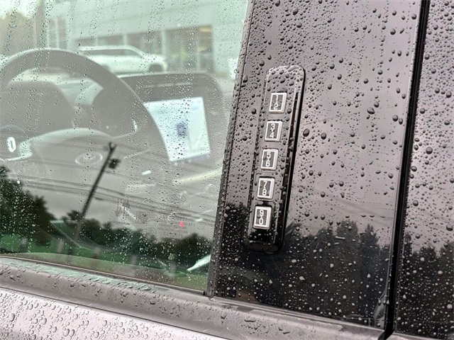 Used 2022 Gray Metallic Ford Lariat image 10