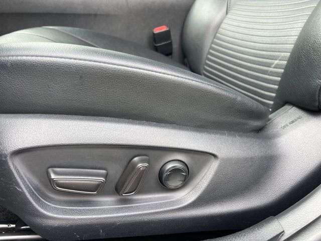 2019 Toyota Camry SE photo 4